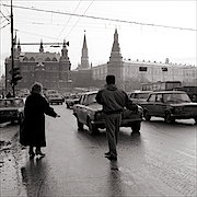 image link - Kremlin hitch-hikers, Moscow - 327.9 KB