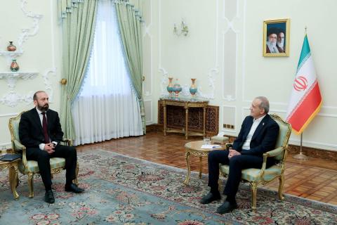 Mirzoyan and Pezeshkian discuss infrastructure development and energy cooperation programmes