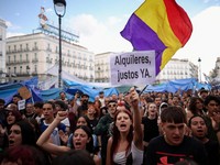 Para demonstran melakukan pawai di beberapa kota di Spanyol pada hari Sabtu (3/10/2026) sehari setelah parlemen menolak dua dekret pemerintah yang bertujuan memberikan perlindungan lebih kuat bagi penyewa. (REUTERS/Alejandro Martinez Velez)