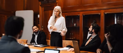 A women explaining to multiple people's in the meeting room
