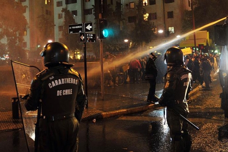Carabineros dispersan a los manifestantes contra la hidroel�ctrica con agua y gases. | AFP Carabineros dispersan a los manifestantes contra la hidroel�ctrica con agua y gases. | AFP