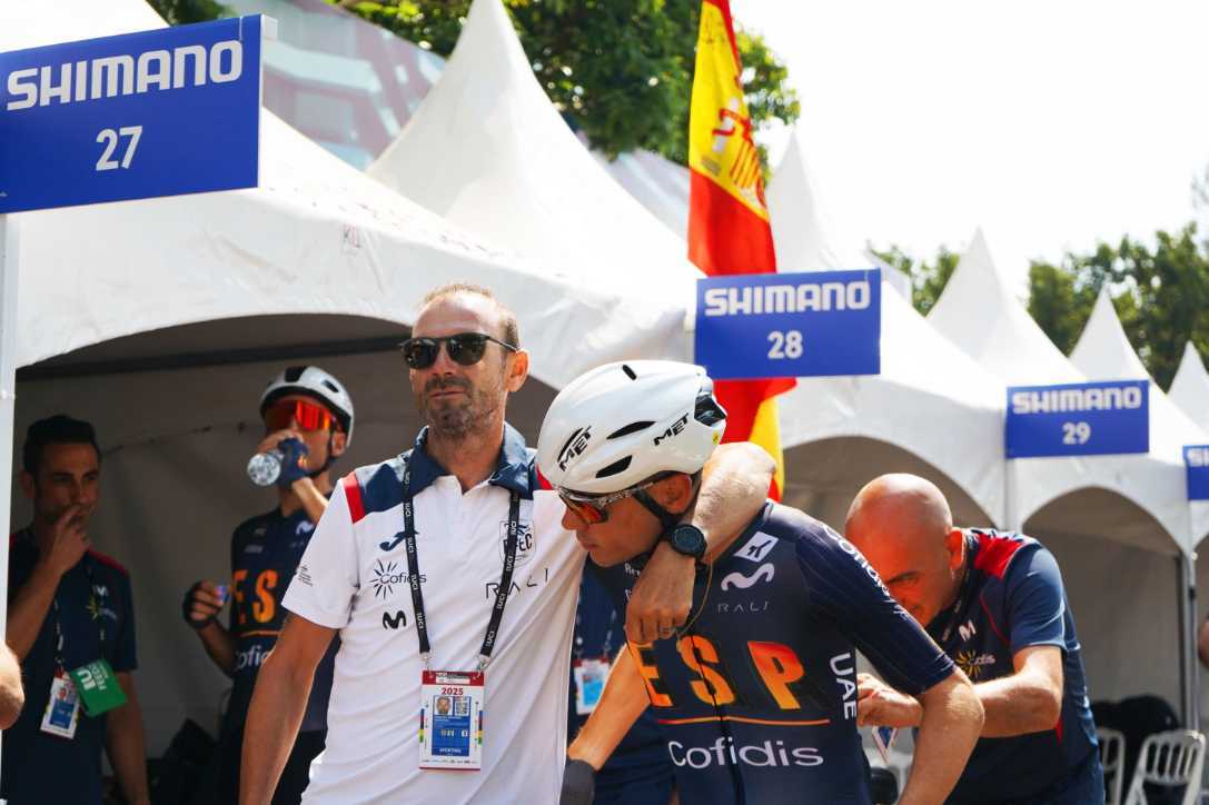 El seleccionador Alejandro Valverde y Juan Ayuso, en Montreal.