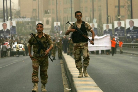 Dos miembros de las fuerzas de seguridad yemen�es patrullan las calles de San�. | AFP Dos miembros de las fuerzas de seguridad yemen�es patrullan las calles de San�. | AFP