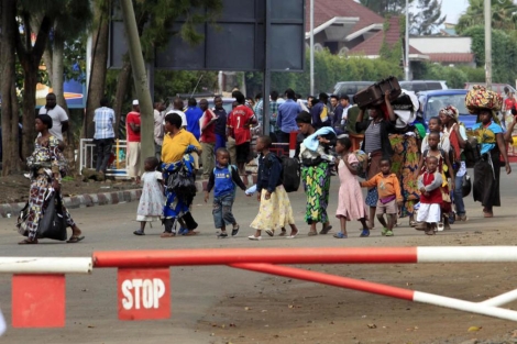 Refugiados por la violencia del Congo cuzan la frontera con Ruanda. | Reuters Refugiados por la violencia del Congo cuzan la frontera con Ruanda. | Reuters