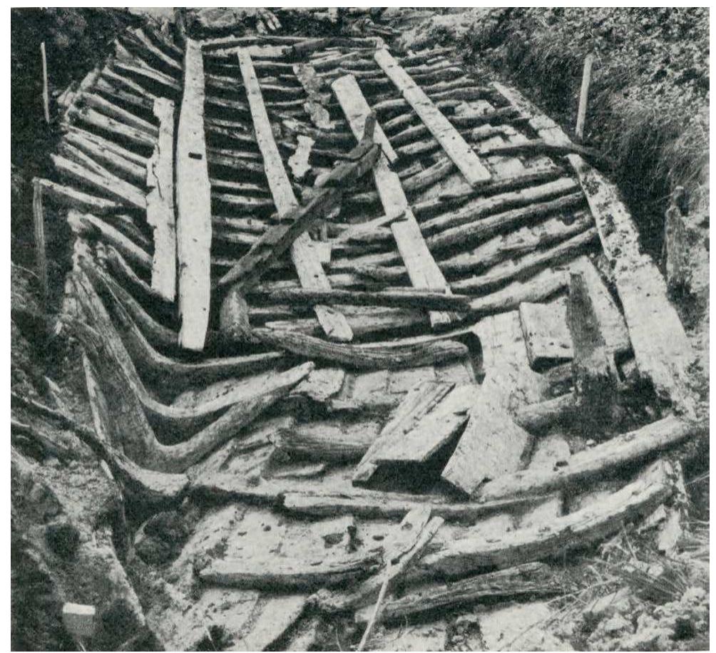 Fig. 21: Kalmar IV during excavation, photo taken from the bow (Akerlund, 1951:63).