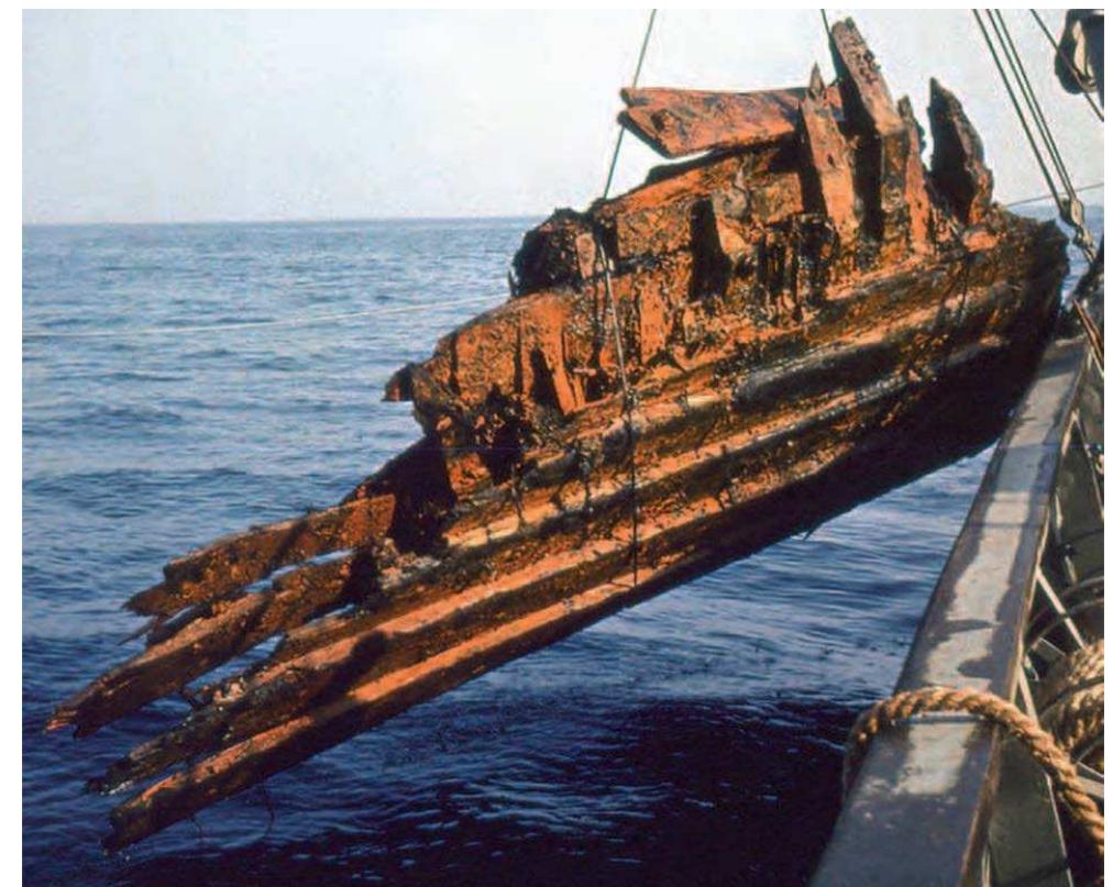 Fig. 30: Section of starboard side being raised. W-5. Photo: L. Nowicz (Ossowski, 2014a:103).