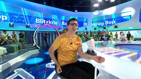 Moisés se deja llevar por los Ramones en La Pista Moisés se deja llevar por los Ramones en La Pista