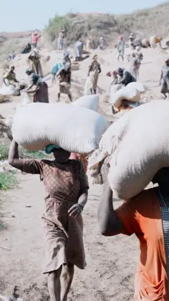 Ụmụnwaanyị na-atụtu mkpụrụ osikapa n'Abakaliki dị n'Ebonyi State