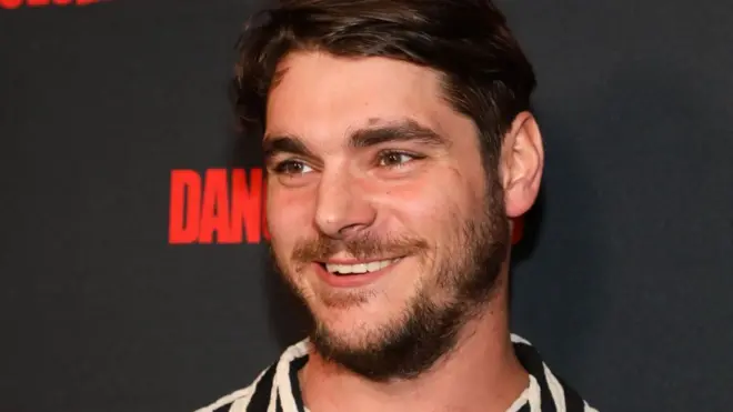 RJ Mitte, 2023 yılında Los Angeles'ta bir kırmızı halı etkinliğine katılıyor. Gülümsüyor.