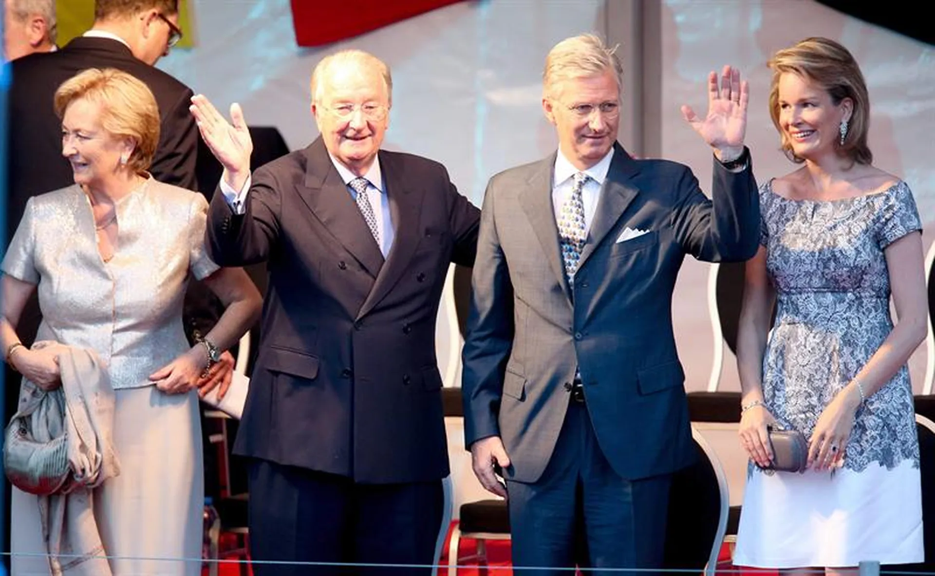 Els futurs reis de Bèlgica, Felip i Matilde, amb els seus predecessors hores abans del relleu. (Foto: EFE)
