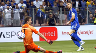 Edin Dzeko viimeisteli maalin Lukas Hradeckyn selän taakse Suomen ja Bosnia ja Hertsegovinan välisessä jalkapallon Kansojen liigan ottelussa 2022.
