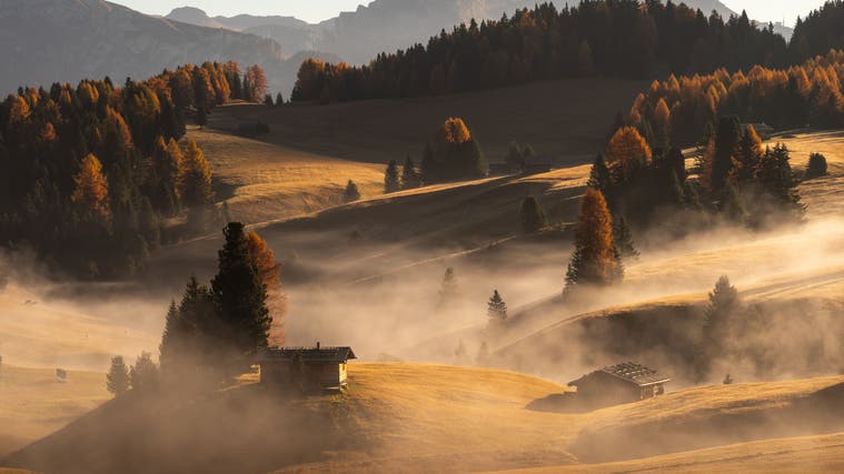 Die Gipfel der Dolomiten ragen in den Abendhimmel.