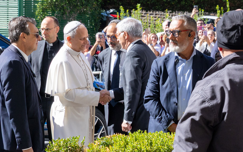 El Papa León XIV en su llegada al Hospital Gemelli en Roma, donde fue operado del pulmón este martes 13 de octubre. Crédito: Daniel Ibáñez/EWTN News.