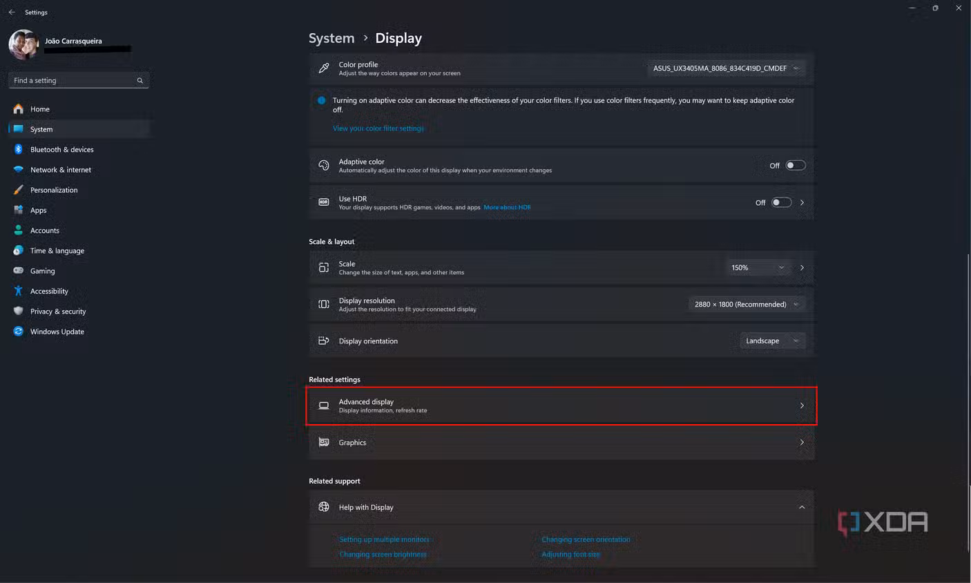 Screenshot of the Display settings in Windows 11 with the Advanced display button highlighted