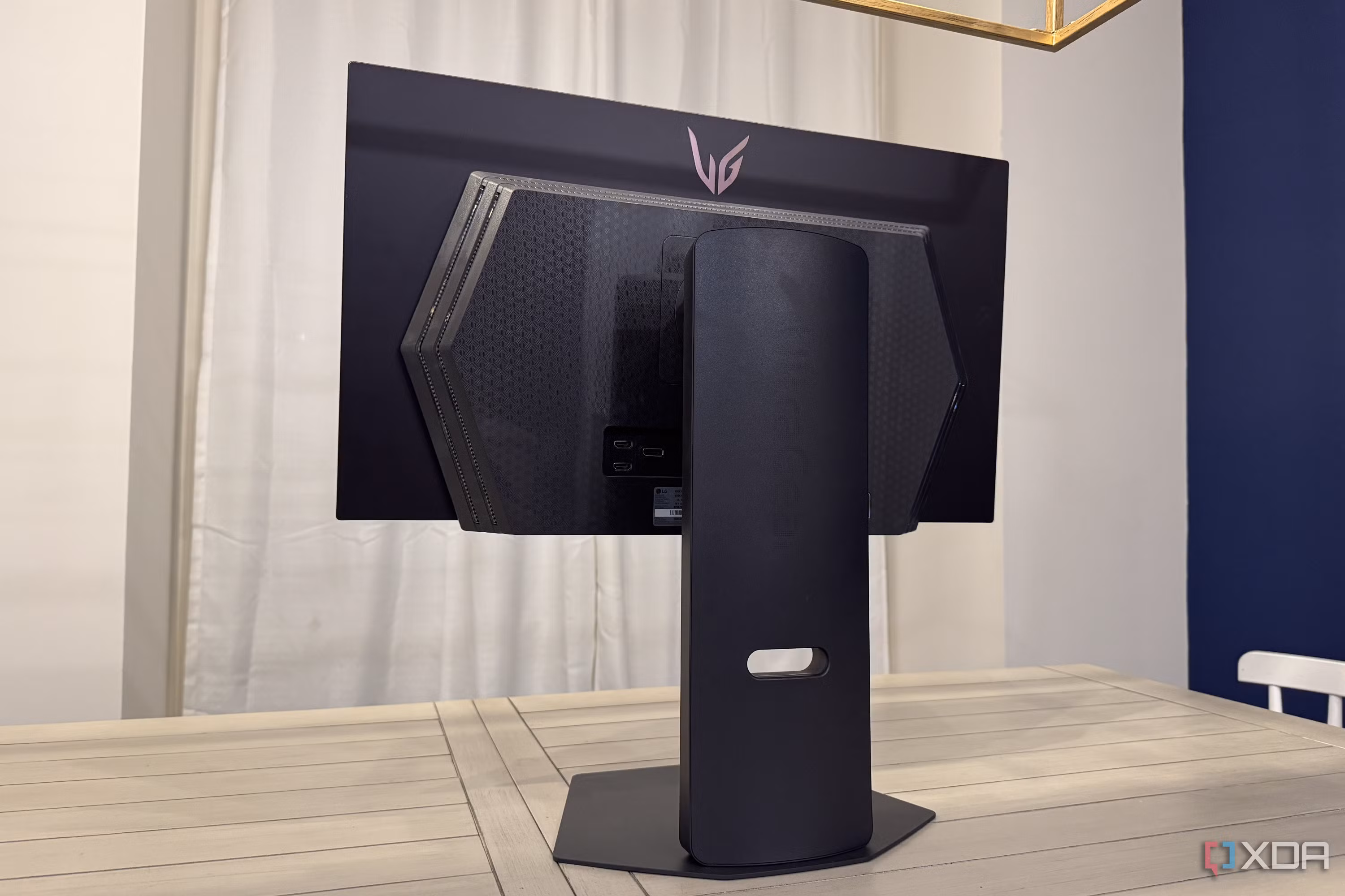 LG 27GX790A-B seen from behind