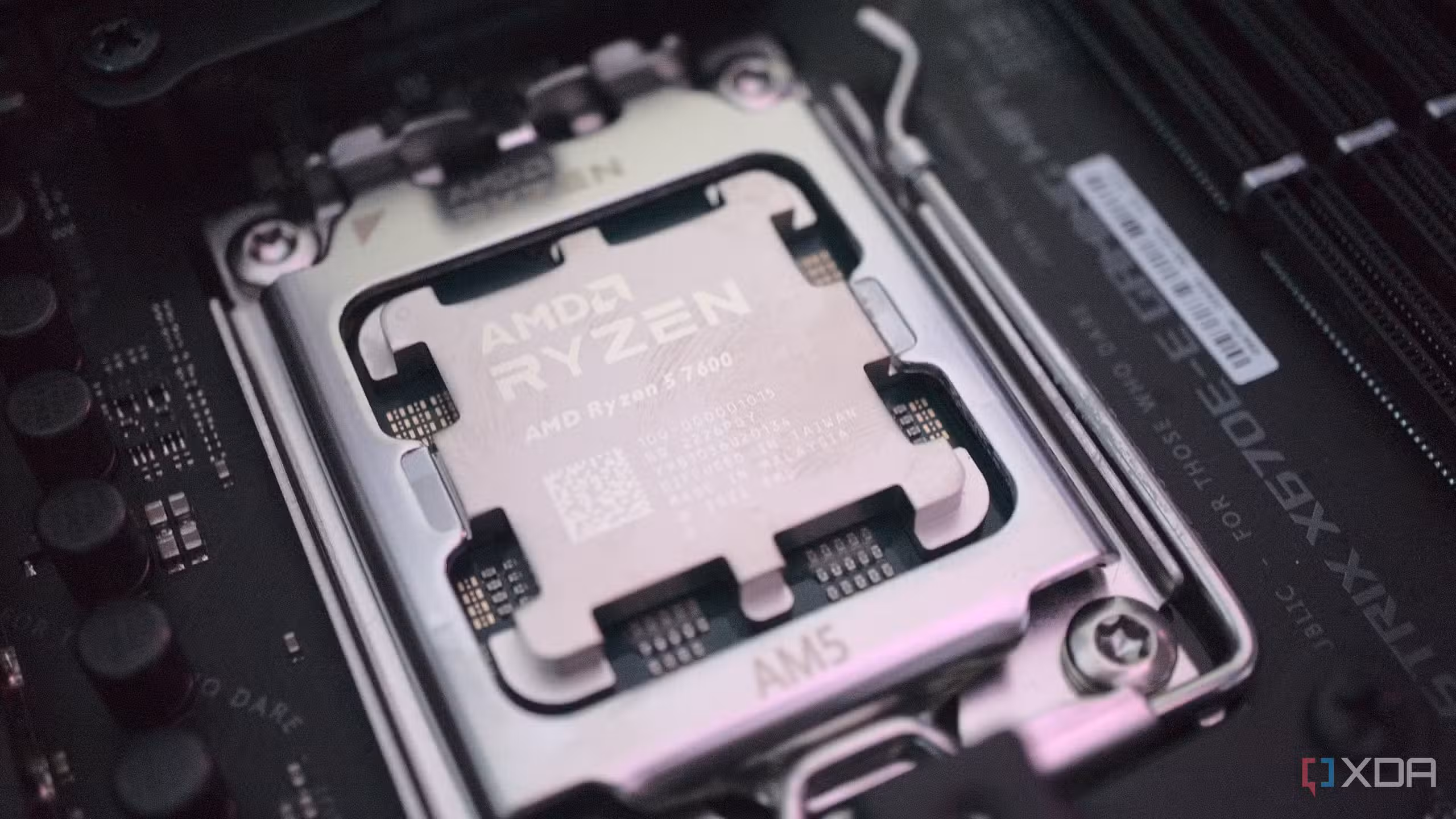 A slotted AMD Ryzen 5 7600 CPU.