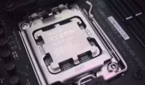 A slotted AMD Ryzen 5 7600 CPU.