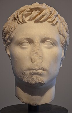Bust roman din marmură al lui Octavian; o parte din nas și bărbie este deteriorată.
