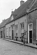 Pand van alleen begane-grond met hoog zadeldak tussen puntgevels met vlechtingen