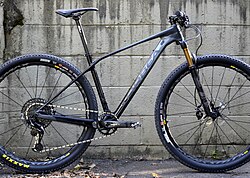 Ein graues Cross-Country-Hardtail von der Seite.