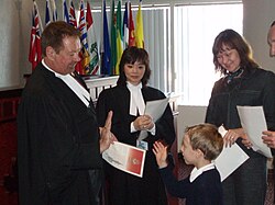 Photographie d'un enfant naturalisé pendant une cérémonie de citoyenneté canadienne