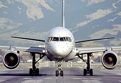 Vue de face d'un avion de ligne ; on voit le profil du fuselage, le dièdre de l'aile et les réacteurs.