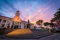 Hwa Chong Institution Clock Tower and Tan Kah Kee Statue.jpg