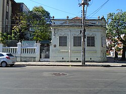 Fachada do Núcleo de Educação de Jovens e Adultos e de Cultura Popular Paulo Freire, em Porto Alegre.