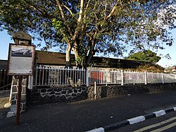 Pintu masuk bangunan batu Aapravasi Ghat di Port Louis