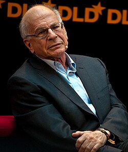 Retrato de Daniel Kahneman durante uma conferência