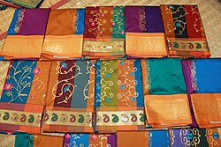 Sari di seta di Kanchipuram indossati dalle donne in occasioni speciali.