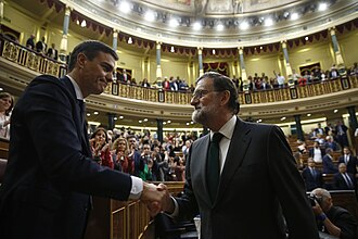 Mariano Rajoy berjabat tangan dengan Pedro Sánchez di dalam Kongres Timbalan