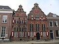 Pand met aan de voorzijde een trapgevel en aan de achterzijde een gepleisterde puntgevel