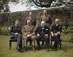 Puutarhassa mm. Brooke, Churchill, Cunningham ja Ismay (1945)