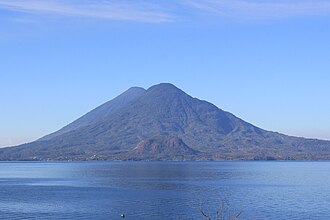 Tasik biru yang dikelilingi gunung berapi