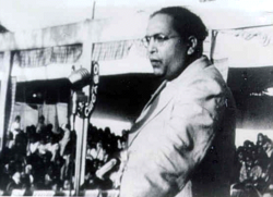 Ambedkar s'exprime dans un microphone.