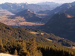 Blick vom Edelsberg auf Pfronten von Westen; halbrechts am Horizont das Zugspitzmassiv