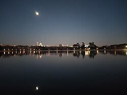 Le lac et au fond le centre de Madrid