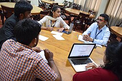 Participantes sentados em roda durante uma discussão em grupo.