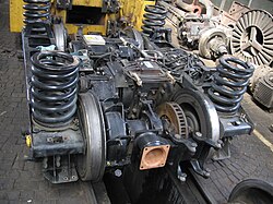 Triebfahrwerk der ZSSK-Baureihe 425.95 mit vier Flexicoilfedern, Motor-Getriebe-Block und Scheibenbremse