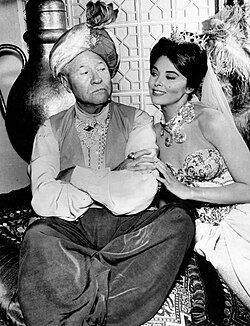 Jack Oakie kun Tina Louise en la televidserio The New Breed, 1961.