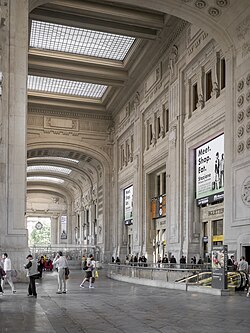 Die äußere Eingangshalle, ehemals Fahrzeugauffahrt