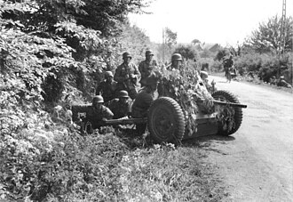 Askar Jerman dengan meriam antikereta kebal di Belgium pada 1940