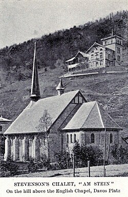 Photo en noir et blanc. La chapelle anglaise de Davos et derrirèe, sur une colline, un grand chalet