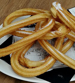 Hurok alakúra hajtogatott churros