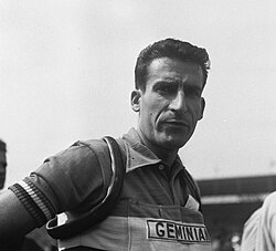 Portrait en noir et blanc d'un coureur cycliste.