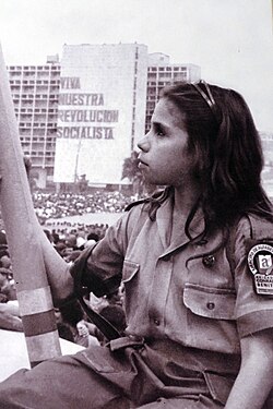 Fotografia histórica de uma menina participante da campanha cubana de alfabetização, exposta num museu.