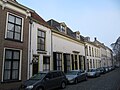 Pand met enkel begane grond en hoog, dwars schilddak, waarin twee dakkapellen met frontons