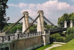 Photo d'un pont suspendu sur un petit fleuve