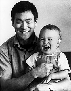 Brandon Lee, actor nacido el 1 de febrero de 1965.